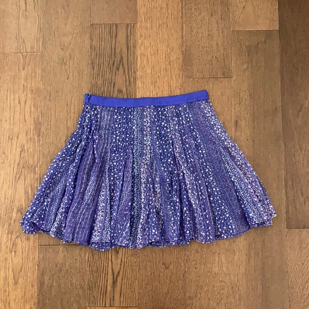 Darling purple mini skirt with gold thread and floral detail - Picture 3 of 7